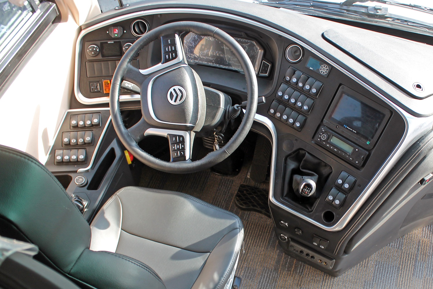 Автобус Golden Dragon XML6129JR Navigator